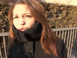 Der Kerl schleudert ihr das Sperma auf die blanke Möse